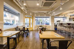 넓은 창과 오픈천장이 시원한 캐주얼 다이닝 카페